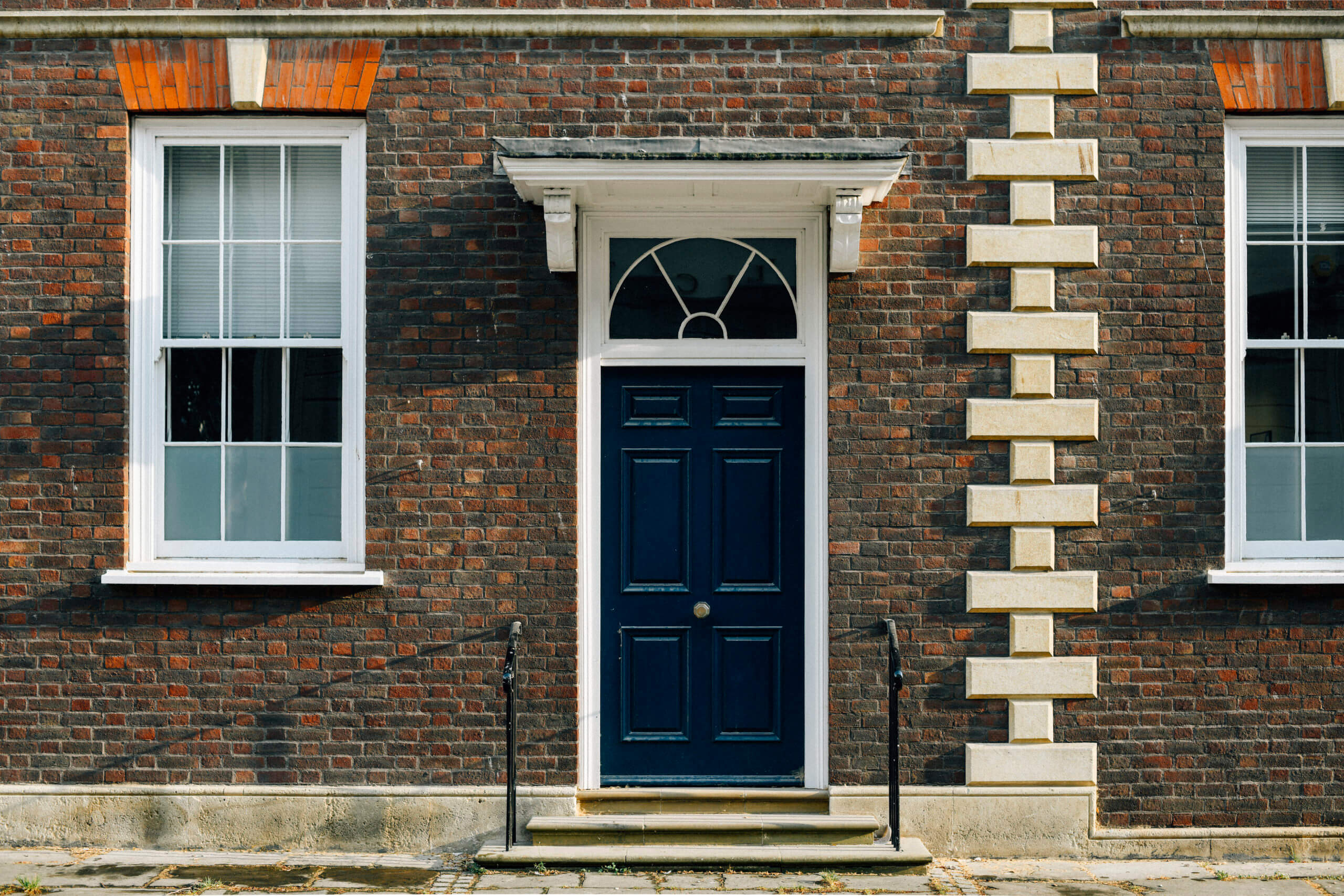 exterior-view-british-townhouse-facade-scaled